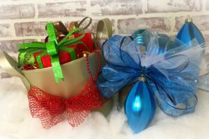 Dollar Store Christmas Craft : Ornament Basket Vignettes | blowingawayoutwest.com - Quick Christmas craft ideas for the bargain decorator using dollar store items. #dollarstorecraft #christmascraft #dollarstorechristmas #12daysofChristmas
