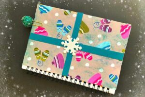 Christmas List Books | blowingawayoutwest.com - DIY Christmas List Books - Easy Christmas Kid Craft #christmaskidcraft #christmascraftsforkids#christmaslist #christmaswishlist #diynotebooks#12daysofChristmas #deckthehome #deckthehomebloghop