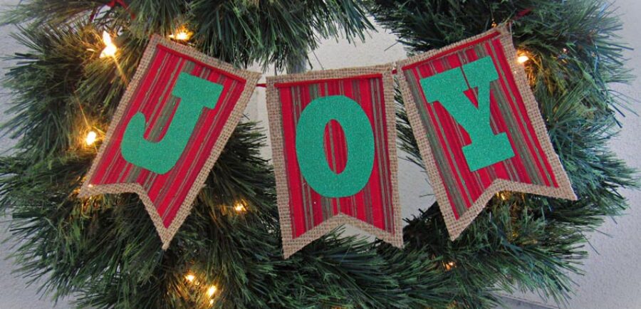 Christmas Joy Banner Wreath | blowingawayoutwest.com - DIY Christmas Joy Banner Wreath with Free Patterns & Project Instruction Sheet #adventcalendar #christmaswreath #adventcalendarwreath #freechristmasprintable #diywreath #12daysofChristmas #deckthehome #deckthehomebloghop