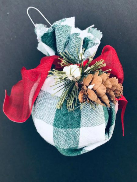 Woodland Christmas Ornaments : Flower Ball Ornaments | blowingawayoutwest.com - DIY Flower Ball and Woodland Christmas Tree Ornaments #woodlandchristmas #farmhousechristmasornaments #christmascraft #woodlandchristmastree #farmhousechristmas #flowerornamentsdiy #diyornaments #12daysofChristmas #deckthehome #deckthehomebloghop #farmhousecheck