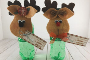 Christmas Bottle Toppers. Make these cute Rudy & Rita Reindeer Christmas Soda Bottle Toppers as gifts for your kids to give away.  | craftingismytherapy.com -  #christmasdiy #christmasdiydecor #christmasroundup #christmasideas #christmasbottletoppers #christmascraft #dollarstorechristmas #DIYchristmas #diykidscraft #kidscraft #christmaskidscraft #christmascraft #christmasgift