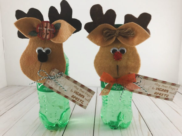 Christmas Bottle Toppers. Make these cute Rudy & Rita Reindeer Christmas Soda Bottle Toppers as gifts for your kids to give away.  | craftingismytherapy.com -  #christmasdiy #christmasdiydecor #christmasroundup #christmasideas #christmasbottletoppers #christmascraft #dollarstorechristmas #DIYchristmas #diykidscraft #kidscraft #christmaskidscraft #christmascraft #christmasgift