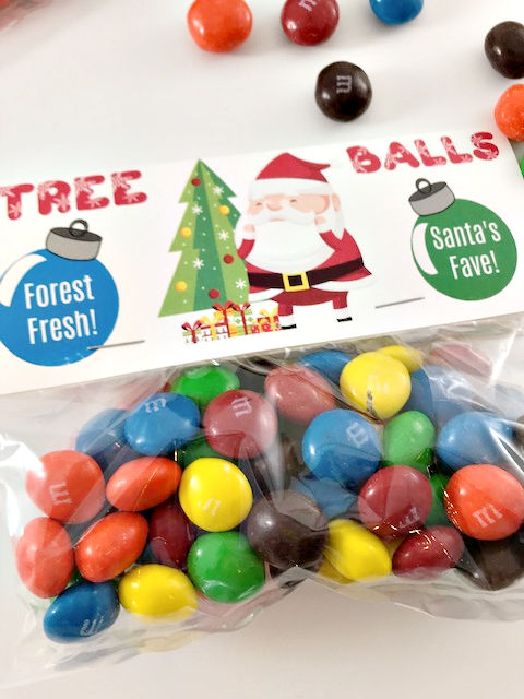 Christmas Kid Treat Bag Toppers Make these cute Reindeer Noses and Snowman Balls Kid Friendly Treat Bag Toppers with our free printable. | craftingismytherapy.com - #christmasdiy #christmasdiytreats #christmastreatbags #christmasideas #christmaskidscraft #christmascraft #freechristmasprintable #DIYchristmas #diykidscraft #kidscraft #christmaskidstreats #christmascraft #christmasgift